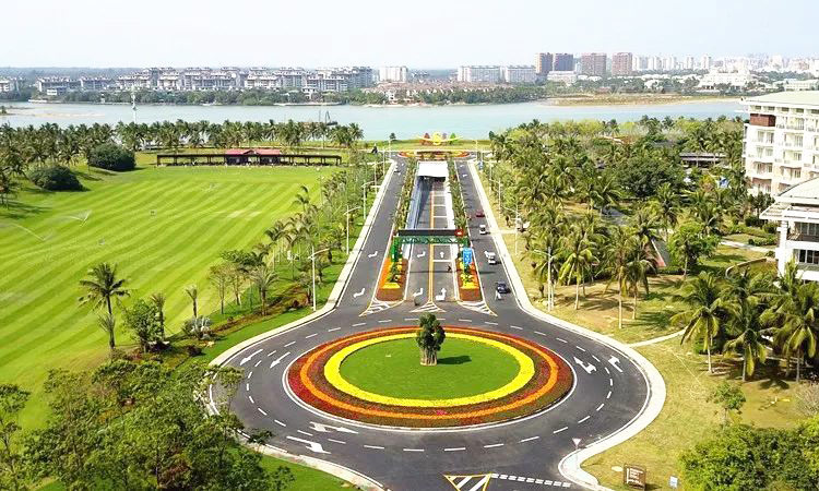 把公路修成一道道靚麗風(fēng)景線(xiàn)
