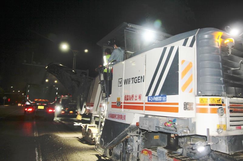 濟寧電視臺直播民生播出新聞：連夜施工修補路面  力保城區道路暢通